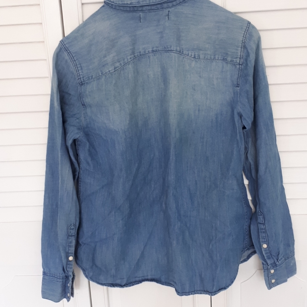 H&M Chambrey shirt with with snap buttons. - Picture 3 of 4